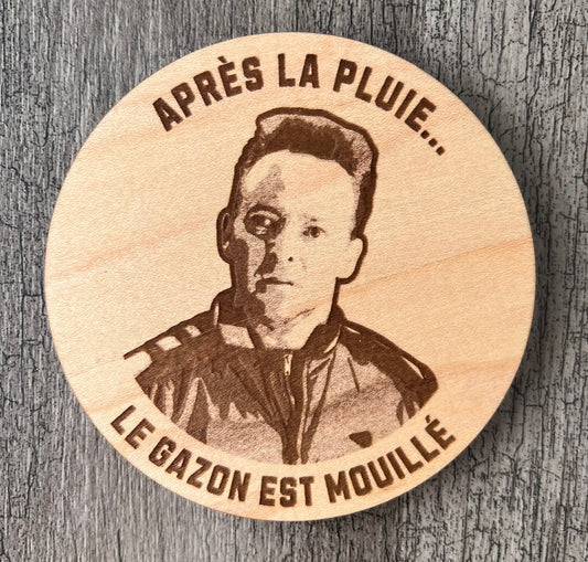 Un Sous-verres "Après la pluie le gazon est mouillé"
