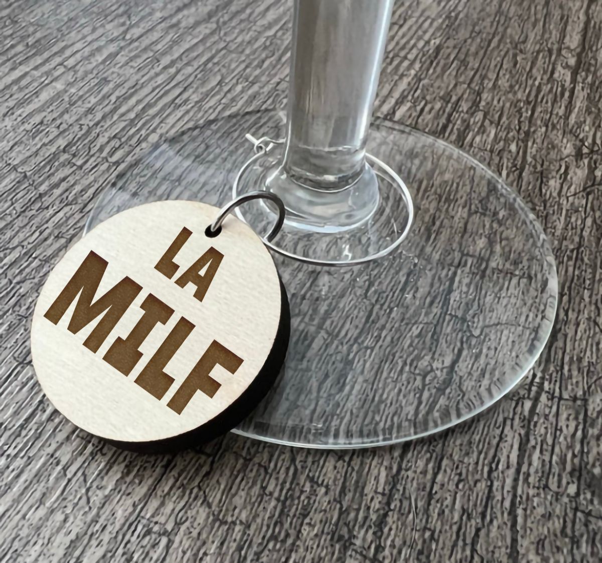 Un identificateur à coupe de vin "La Milf"