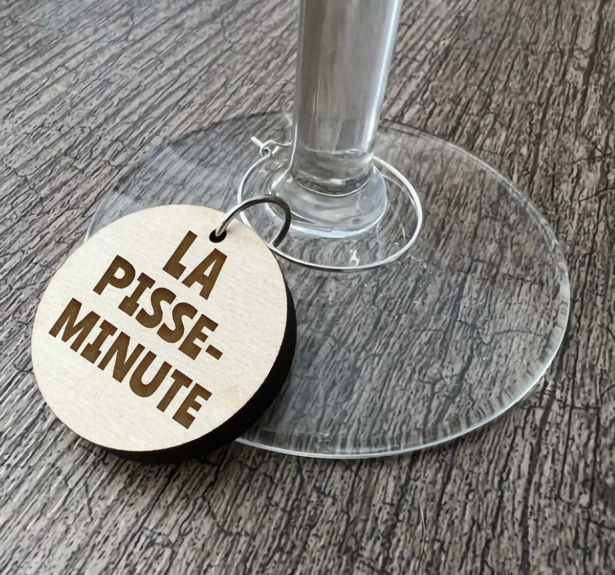 Un identificateur à coupe de vin "La Pisse-Minute"