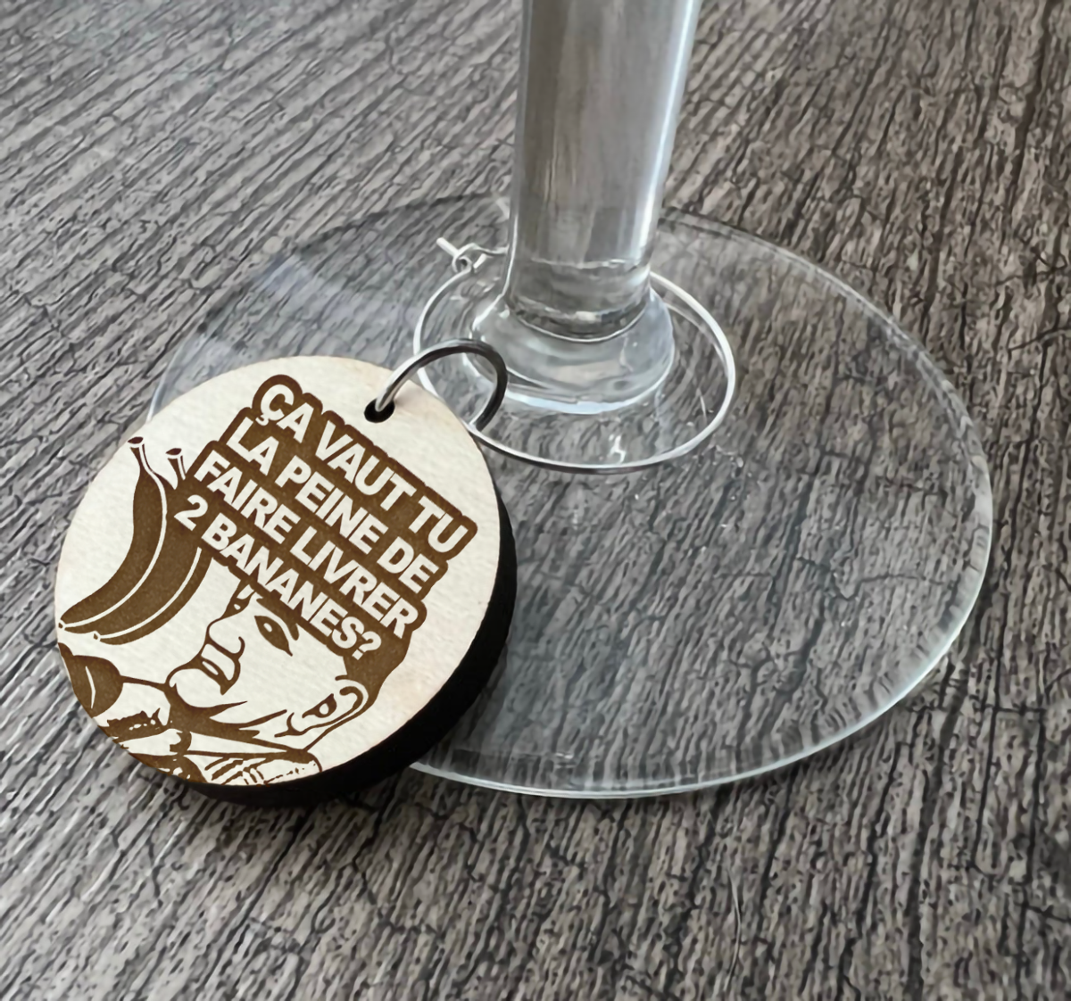 Un identificateur à coupe de vin "Livrer 2 bananes"