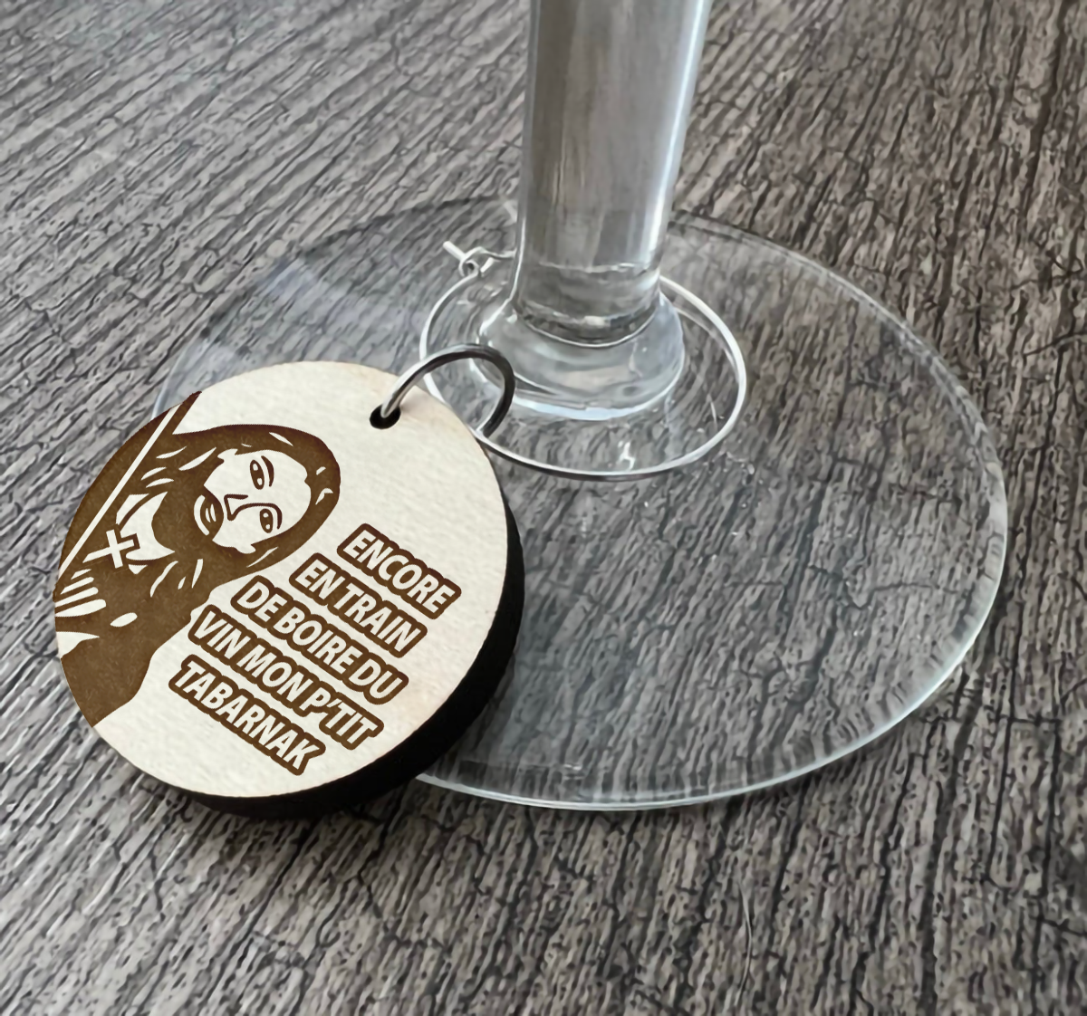 Un identificateur à coupe de vin "Encore en train de boire du vin"