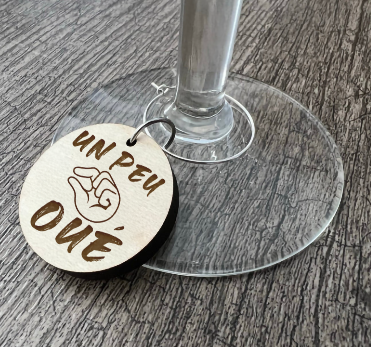 Un identificateur à coupe de vin "Un peu oué"