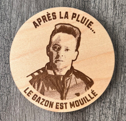 Un Sous-verres "Après la pluie le gazon est mouillé"
