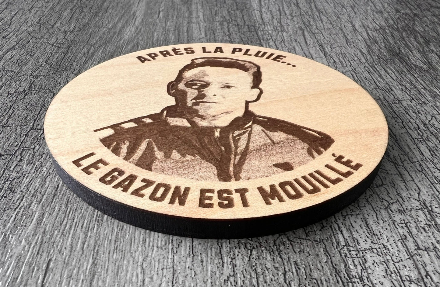 Un Sous-verres "Après la pluie le gazon est mouillé"