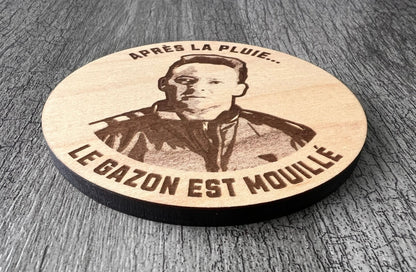 Un Sous-verres "Après la pluie le gazon est mouillé"