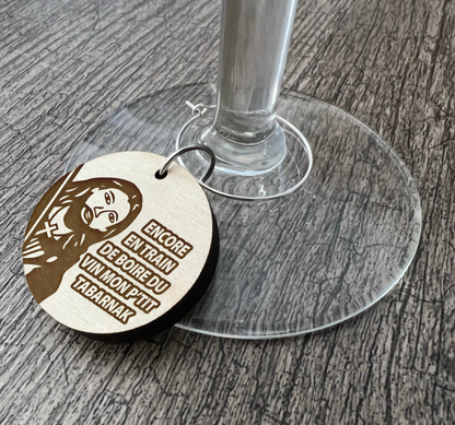 Un identificateur à coupe de vin "Encore en train de boire du vin"