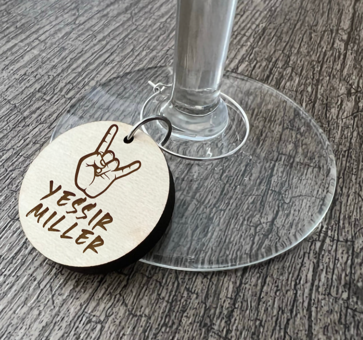 Un identificateur à coupe de vin "Yessir Miller"