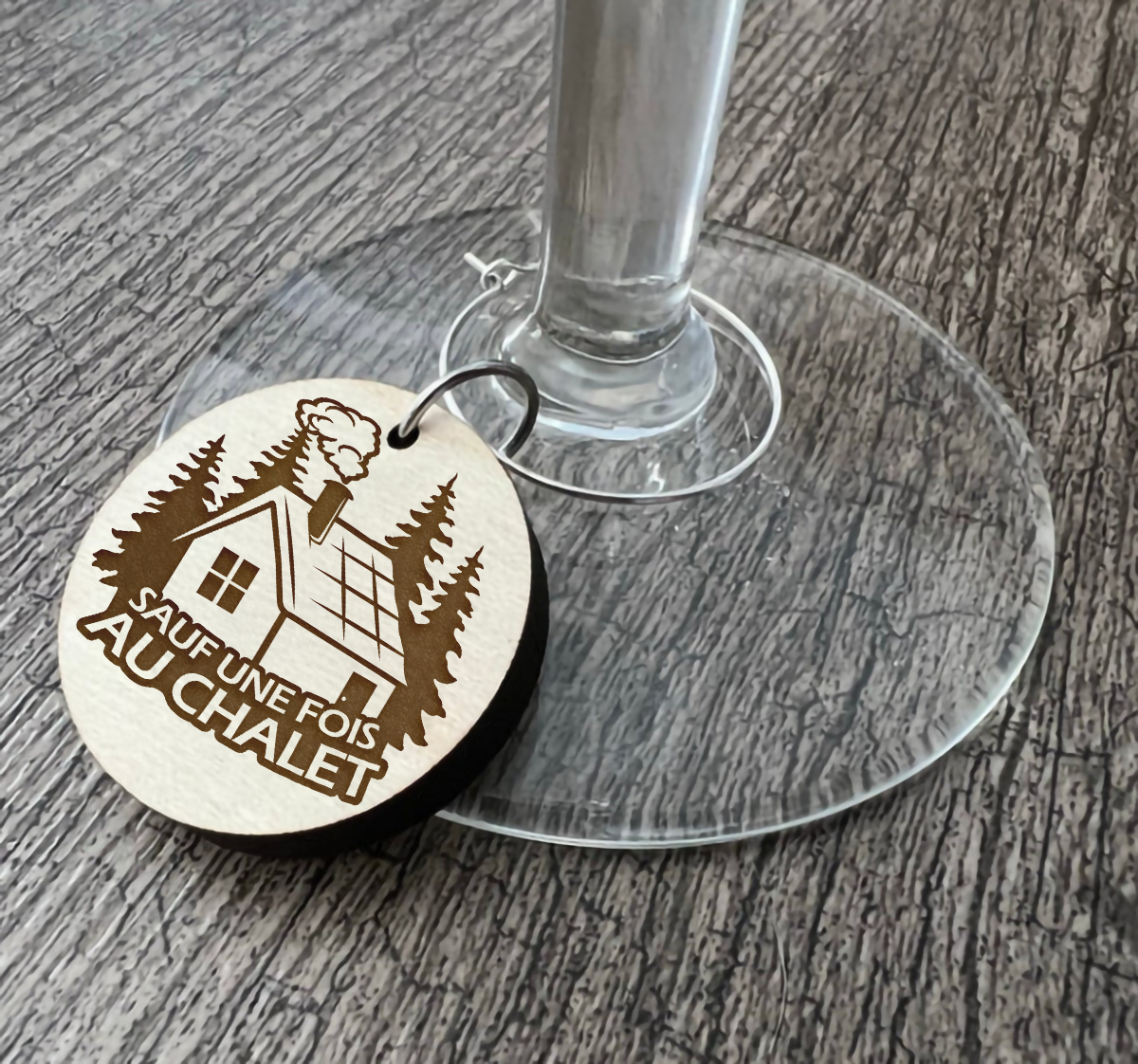 Un identificateur à coupe de vin "Sauf une fois au chalet"