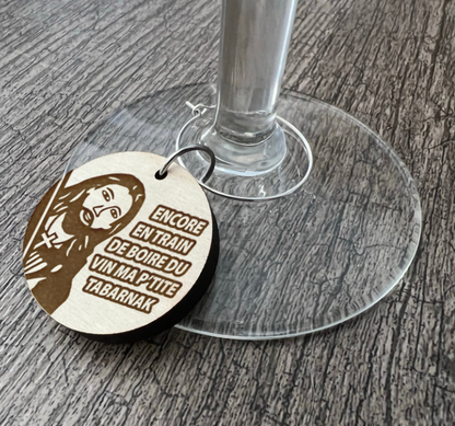 Un identificateur à coupe de vin "Encore en train de boire du vin"