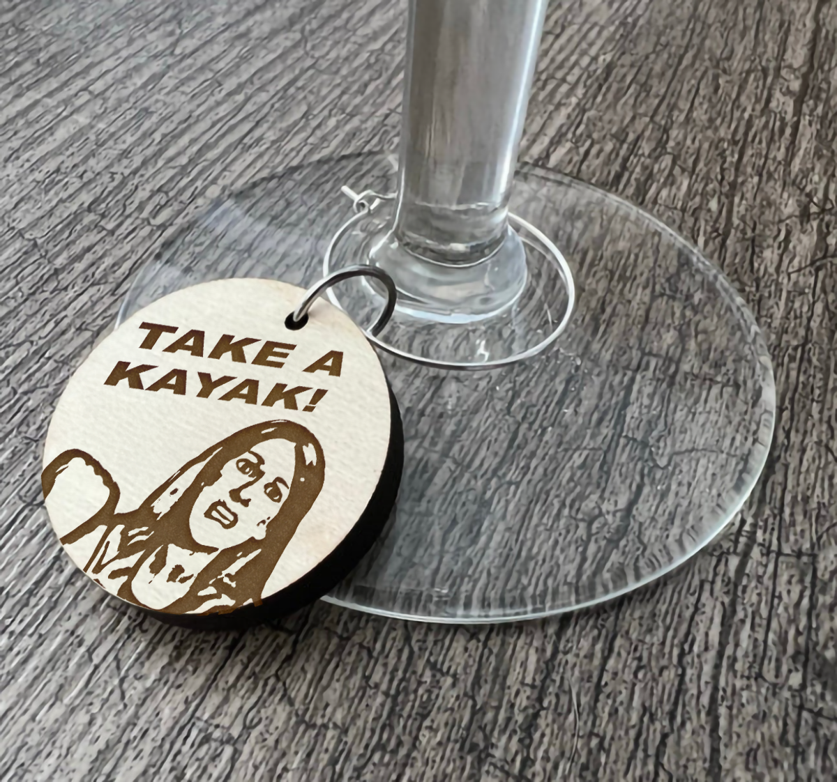 Un identificateur à coupe de vin "Take a Kayak"